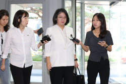 [포토]용혜인 장관 후보자, 입 다문채 출근                                                                                                                                                                
