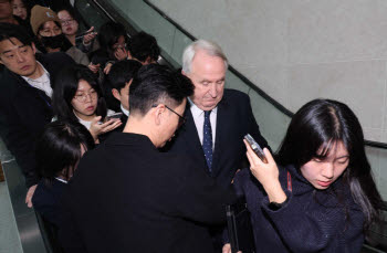 인요한 적십자사 회장 인준 놓고 깊어지는 李 대통령의 고민