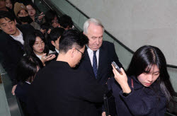 인요한 적십자사 회장 인준 놓고 깊어지는 李 대통령의 고민