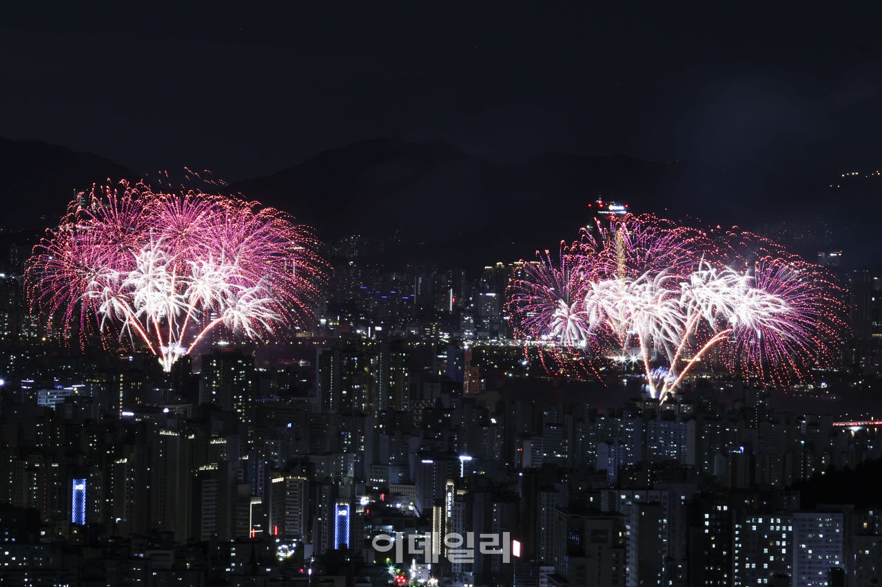도심의 밤하늘을 비춰주는 불꽃                                                                                                                                                                     