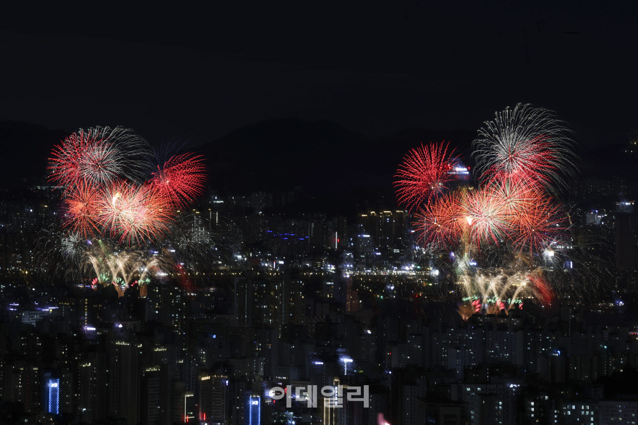한강에서 빛나는 불꽃                                                                                                                                                                              