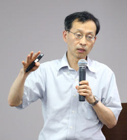 "통제 벗어난 AI, 인간에 반기 들 수도"