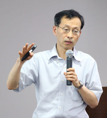 "통제 벗어난 AI, 인간에 반기 들 수도"