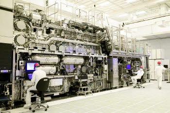 삼성·TSMC 줄섰다…ASML 5300억원 장비 '채택 논쟁' 종지부?