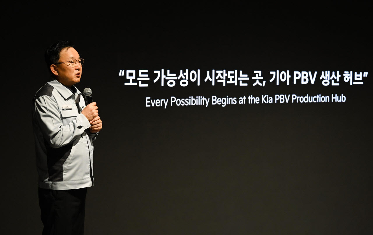 "로봇팔 수백 대가 빚어낸 PV5"…기아 화성 PBV 생산 허브 가보니