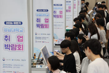 8월 취업자 18.4만명 증가…청년만 46개월째 '역주행'(종합)