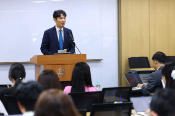 “형사책임 불가피”…중앙그룹 투자자들, 홍석현·홍정도 고소(종합)