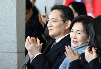 이재용, 母 홍라희 삼전 지분 1.9조 매수…상속세 대출 상환 추정(종합)