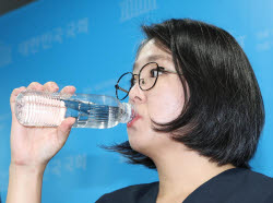 의원·장관직 안 놓겠다는 용혜인…의혹 반박하며 '정면돌파'
