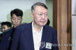 [속보]특검, '명태균 여론조사 무상 수수' 尹 2심 징역 4년 구형
