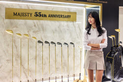 [포토]홍태경,55주년 기념 모델 보는 시선                                                                                                                                                                 
