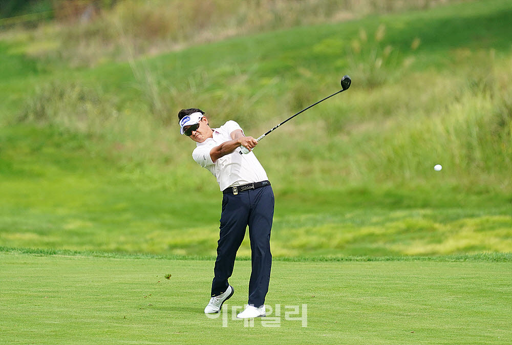  박상현, 힘찬 팔로 스로우                                                                                                                                                                         