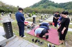 [포토]추석 앞두고 이른 성묘하는 가족들                                                                                                                                                                  