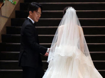 [단독]농심 3세 신상열, 문유석 전 판사 딸과 화촉…재계 하객 발길