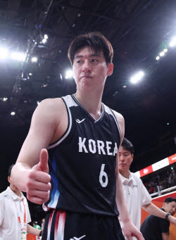'100초 동안 12점 폭발' 이정현, 일본 적지서 '3점포 쇼'...조 1위 확정