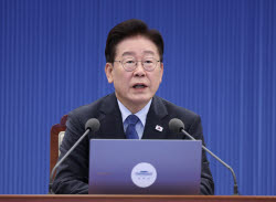 李대통령 지지율 '33.8%' 또 최저…20대 18.8%[리얼미터]