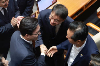 김민석 “盧 탄핵 전조와 비슷” 추미애 직격…강경파는 연일 비판 메시지