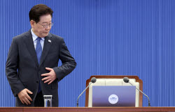 20대·진보층마저 이탈…지지율 최저 李, 기자회견 '쇄신 갈림길'