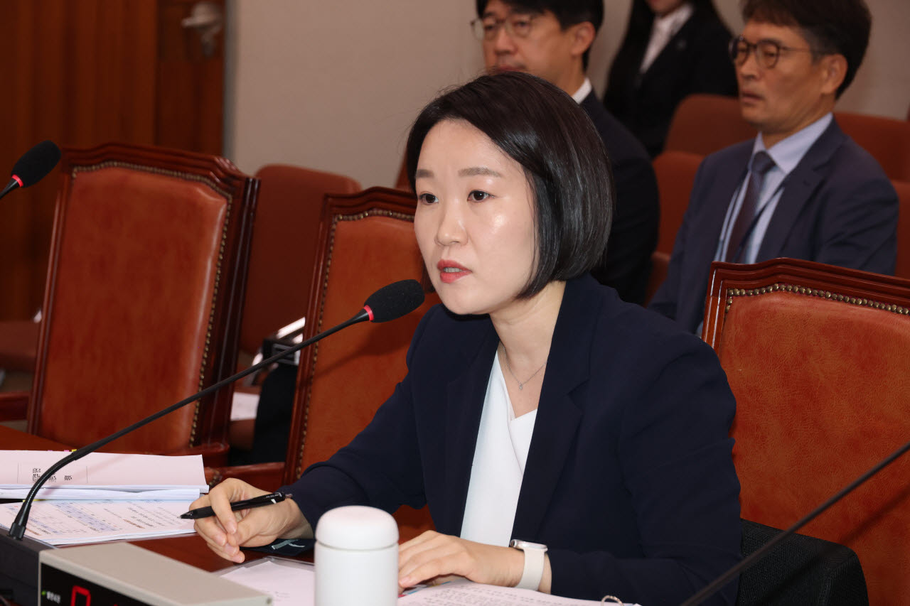 질의에 답하는 이소영 중소벤처기업부 장관 후보자                                                                                                                                                   