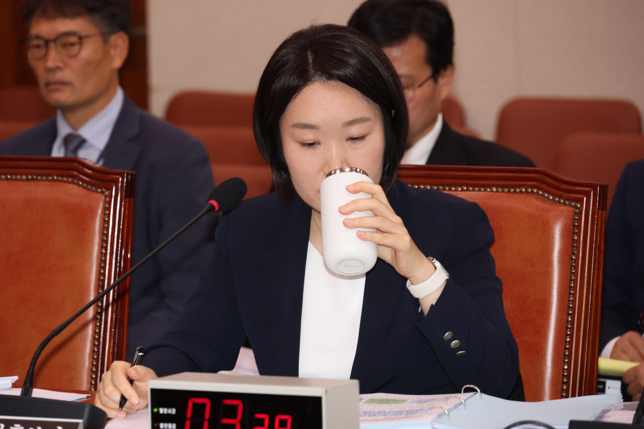 물 마시는 이소영 중소벤처기업부 장관 후보자                                                                                                                                                       