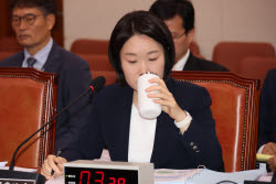 [포토]물 마시는 이소영 중소벤처기업부 장관 후보자                                                                                                                                                       