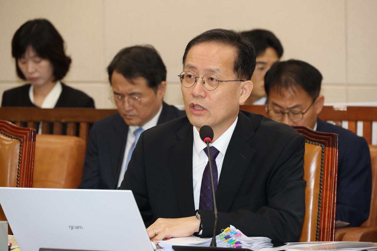 질의에 답하는 이형일 부총리 겸 재정경제부 장관 후보자                                                                                                                                             