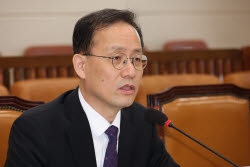 [포토]질의에 답하는 이형일 부총리 겸 재정경제부 장관 후보자                                                                                                                                             