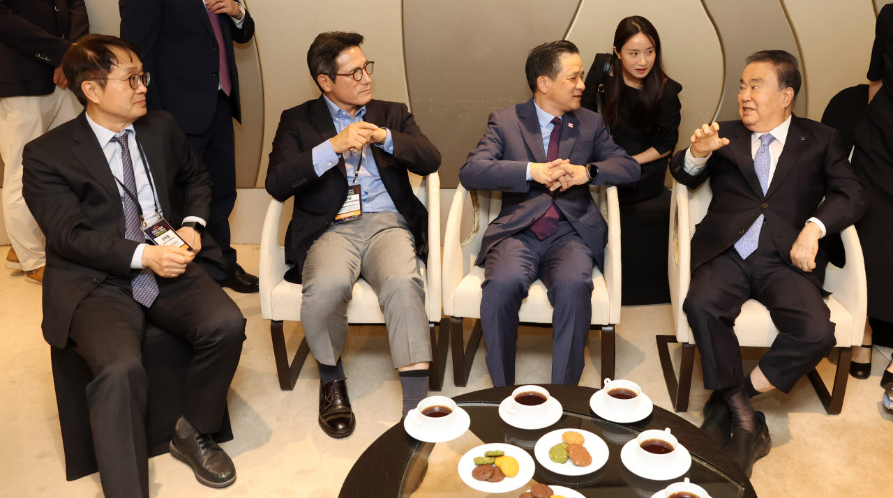 [포토]이야기 나누는 2026 동아시아미래포럼 내빈들