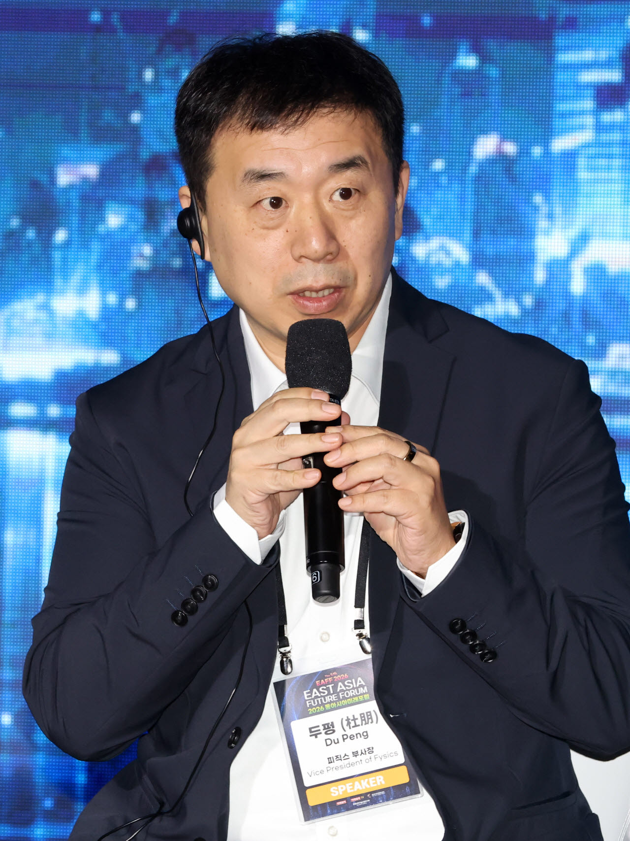 토론하는 두펑 피직스 부사장                                                                                                                                                                       