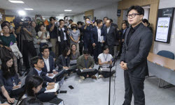 '단기필마' 한동훈, 청문회장 밖 끝장검증…김민석엔 "누칼협?"