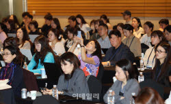 민음사 강연엔 입석·듣고 찍고 메모…300명 찾은 'EMIS'