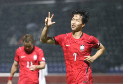 '엄지성 전반 해트트릭' 한국, 카타르에 4-1 대승...AG 4연패 산뜻한 출발