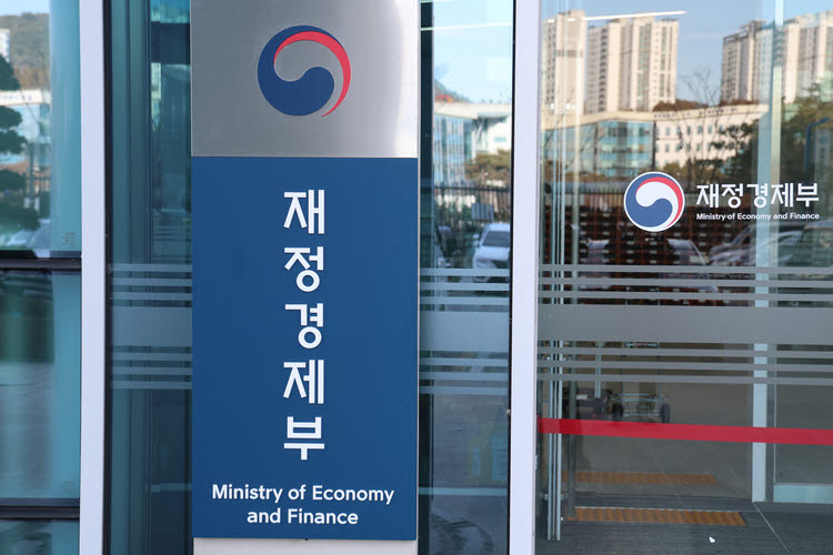 韓, 우즈벡과 핵심광물 공급망 구축…고속철 56량 추가 수출도 추진