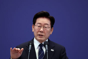 李 “공급 늘려 집값 잡는다…강남 하락·외곽 상승은 '평탄화 과정'”