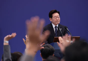 부동산 정책 수정보다 ‘강행’ 택한 대통령…전문가 “반발 커질 것”