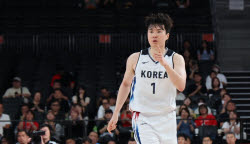 '천적' 이란 넘은 한국 농구, 12년 만에 결승행…이현중 26점 폭발