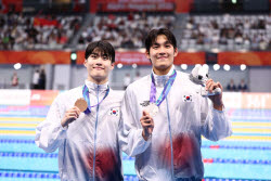 0.04초 차로 놓친 금빛 터치…김영범 은메달-황선우 동메달