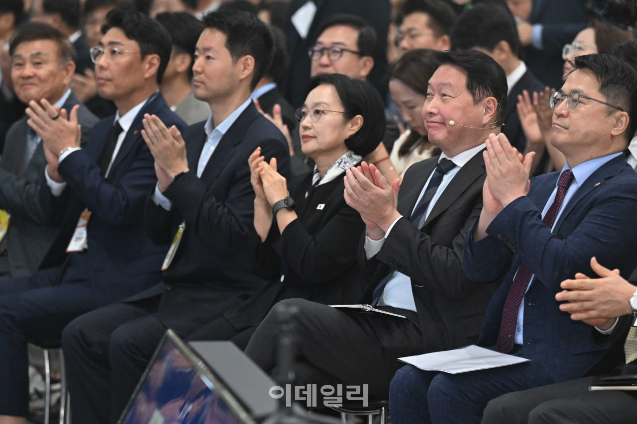 [포토]박수치는 한성숙 총리-최태원 회장