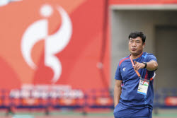 "이상한 질문 하는구만, 축구했어요"…北 감독, '남북 대결' 질문에 불쾌감