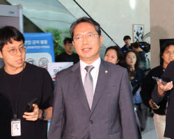 ‘金 낙마’ 민주당 “국민 눈높이에 맞지 않는 인사 인정”