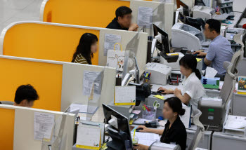 집값 잡자니 취약차주 걱정…한은, 추가 금리인상 '딜레마'