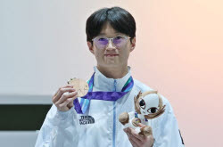 0.054초 역전 질주…'온오프 레이싱 병행' 김영찬, 한국 e스포츠 첫 메달