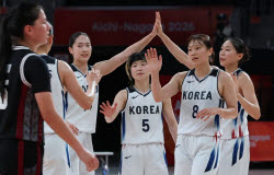 12명 모두 득점…여자 농구, 42점 차 대승으로 4강행