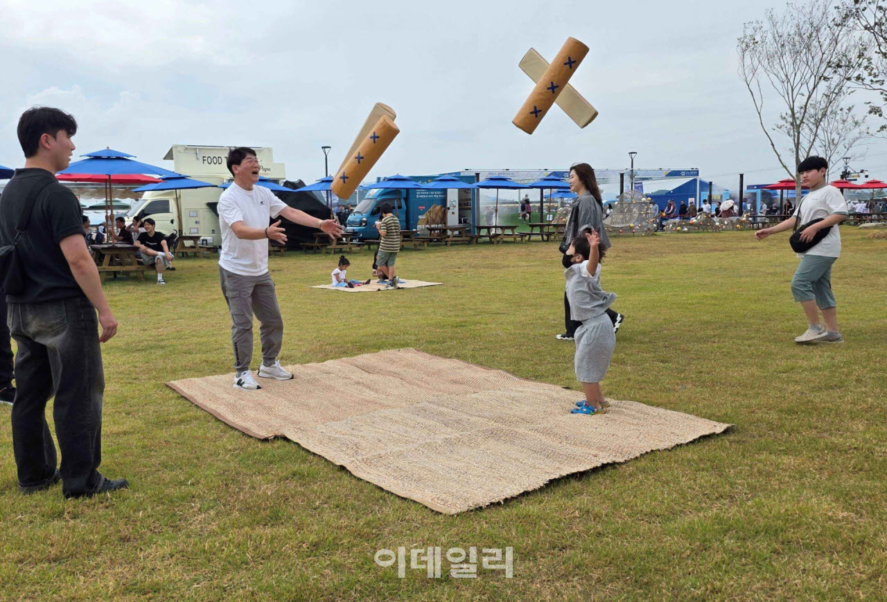 [포토] 윷놀이 즐기는 섬박람회 관람객