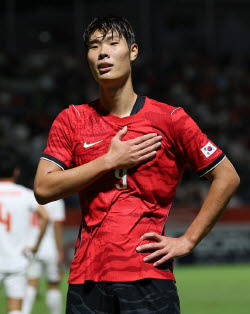 늦게 온 이영준, 멀티골로 응답…한국 축구, 베트남 4-0 꺾고 4강행