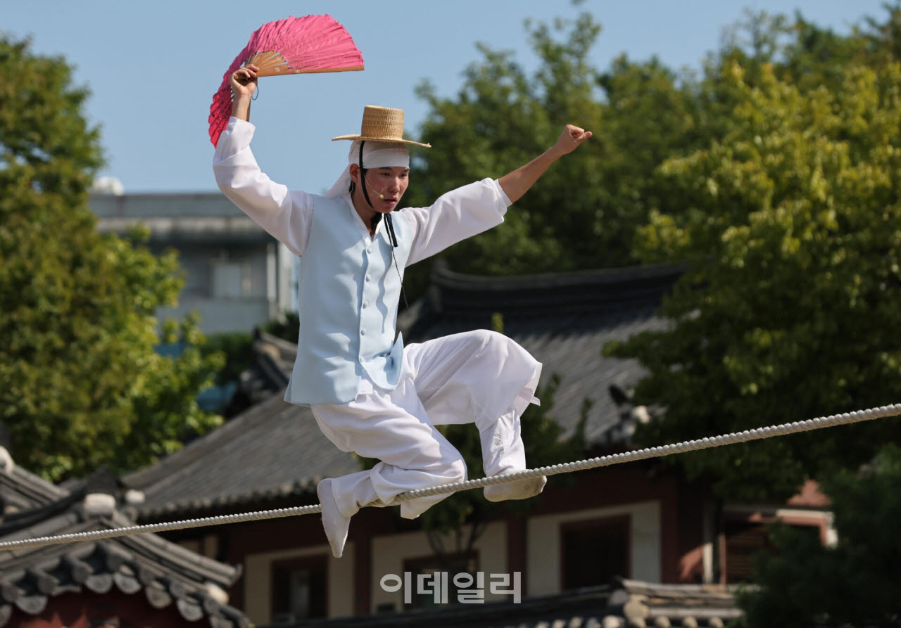 '아슬아슬 전통 줄타기'                                                                                                                                                                  