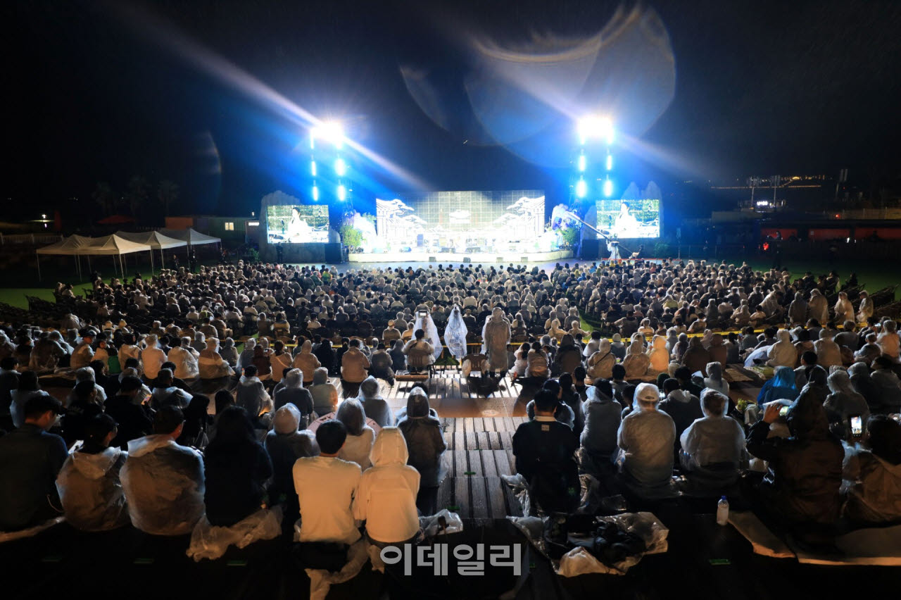 [포토] K-POP 콘서트 즐기는 관람객