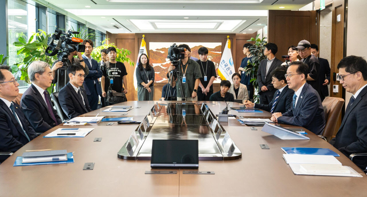 마주 앉은 재경부 수장-한국은행 수장                                                                                                                                                               