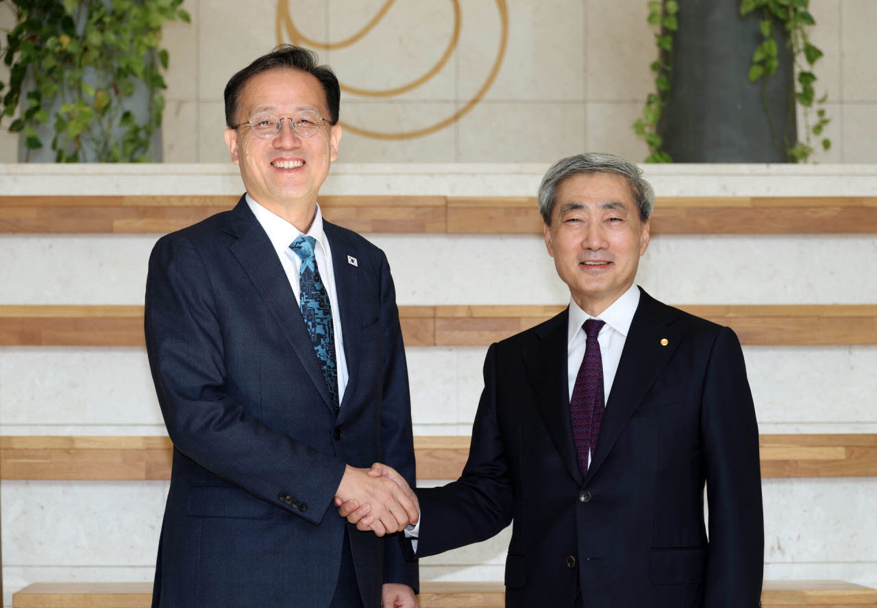 이형일 경제부총리 겸 재정경제부 장관과 인사 나누는 신현송 한국은행 총재                                                                                                                           