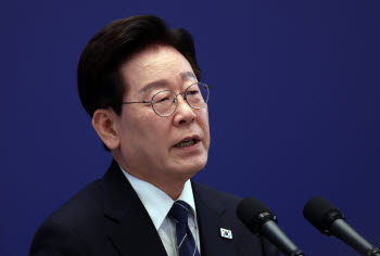 李 대통령 “누군가의 글 인용, 그의 모든 과거 주장 동조 아냐”
